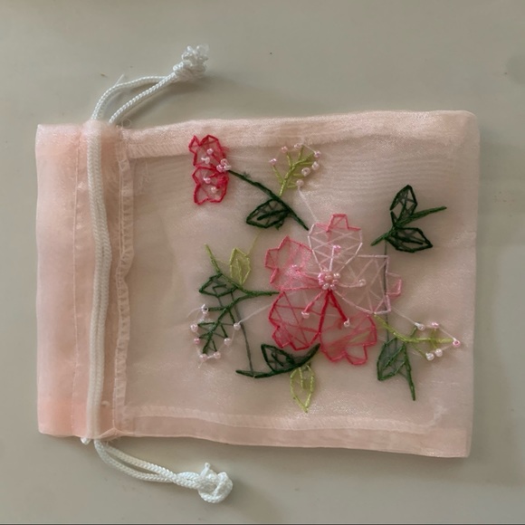 Embroidered mesh drawstring bags Set of three - Picture 6 of 14